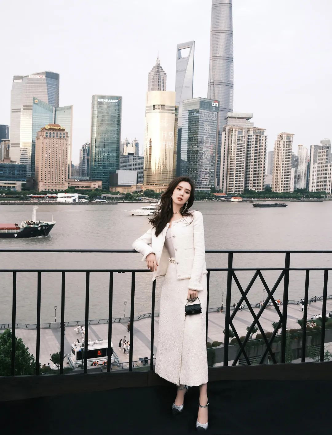 刘诗诗以一身白色提花羊毛套装裙现身,她也向我们谈到了她眼中的CHANEL女性轮廓——来自电影《香奈儿》里面的Gabrielle Chanel女士,优雅迷人。
